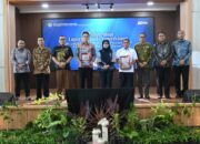 Markus menerima laporan dari BPK. Foto: Yayan.