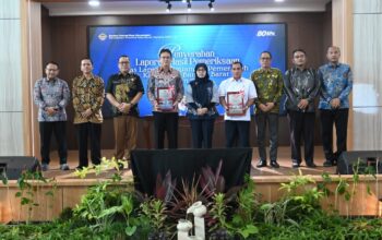 Markus menerima laporan dari BPK. Foto: Yayan.