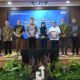 Markus menerima laporan dari BPK. Foto: Yayan.