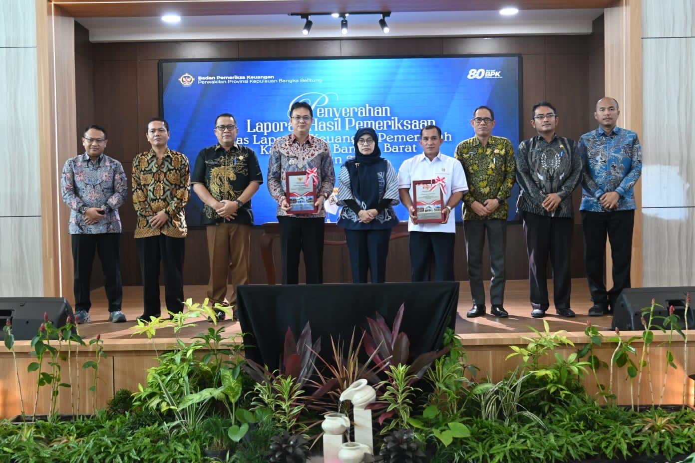 Markus menerima laporan dari BPK. Foto: Yayan.