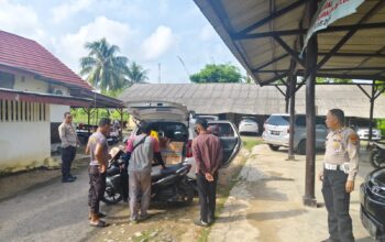 Mobil mengangkut 1 Kg sabu diamankan di Mapolsek Kelapa. Foto: Istimewa.