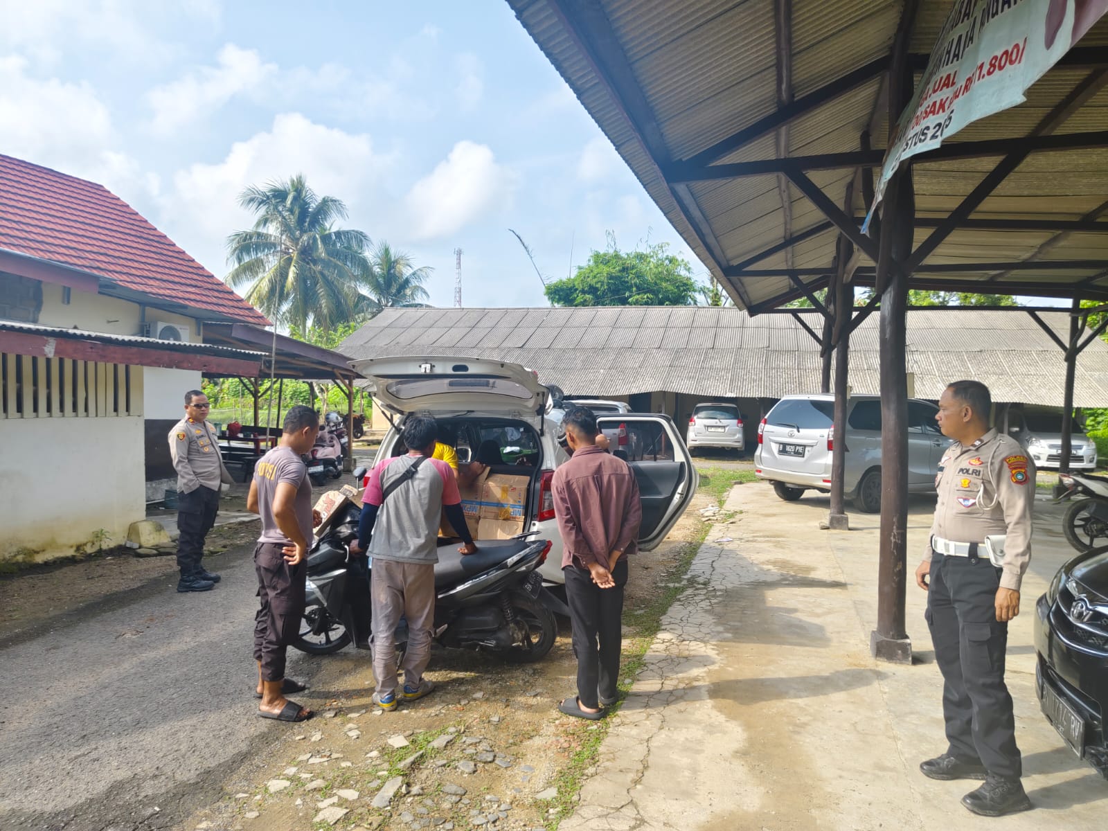 Mobil mengangkut 1 Kg sabu diamankan di Mapolsek Kelapa. Foto: Istimewa.