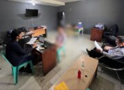 Unit PPA Satreskrim Polres Bangka Barat saat memeriksa tersangka TS. Foto: Istimewa.