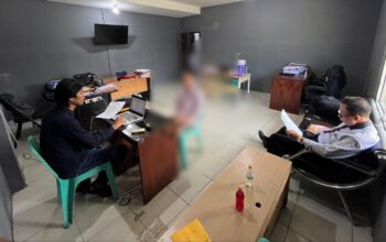 Unit PPA Satreskrim Polres Bangka Barat saat memeriksa tersangka TS. Foto: Istimewa.