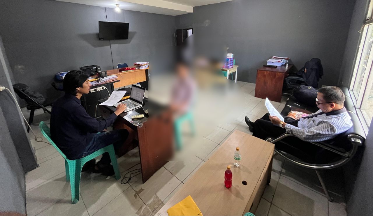 Unit PPA Satreskrim Polres Bangka Barat saat memeriksa tersangka TS. Foto: Istimewa.