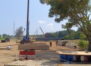Proyek pembangunan dermaga II Pelabuhan Tanjung Kalian. Foto: Rizki Ramadhani.
