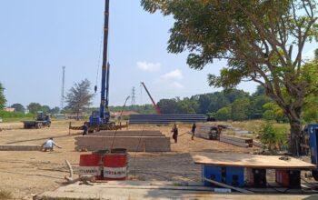 Proyek pembangunan dermaga II Pelabuhan Tanjung Kalian. Foto: Rizki Ramadhani.