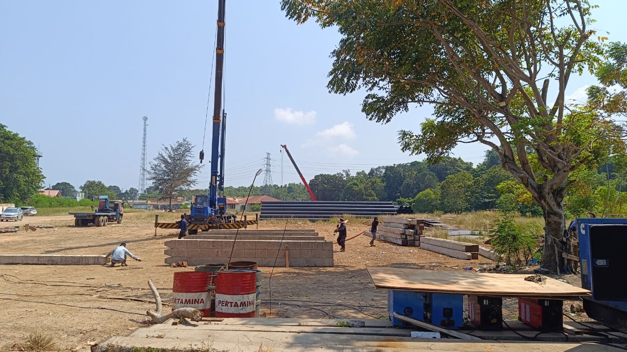 Proyek pembangunan dermaga II Pelabuhan Tanjung Kalian. Foto: Rizki Ramadhani.
