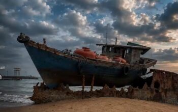 Kapal logistik terdampar di Tanjung Kalian. Foto: Eka A.