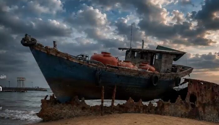 Kapal Logistik Terdampar di Tanjung Kalian, Timpa Bangkai Kapal Van der Parra