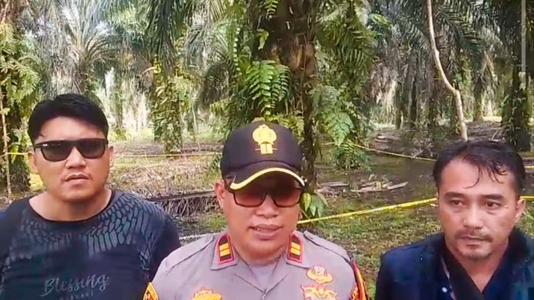 Iptu Dahril bersama Bripka Eson dan Aipda Chandra Bastian. Foto: Polsek Kelapa.