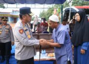 Irjen Pol. Viktor Sihombing bersama warga Belitung Timur. Foto: Istimewa.