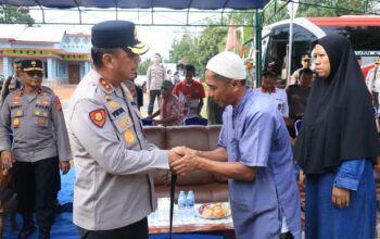 Irjen Pol. Viktor Sihombing bersama warga Belitung Timur. Foto: Istimewa.