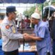 Irjen Pol. Viktor Sihombing bersama warga Belitung Timur. Foto: Istimewa.