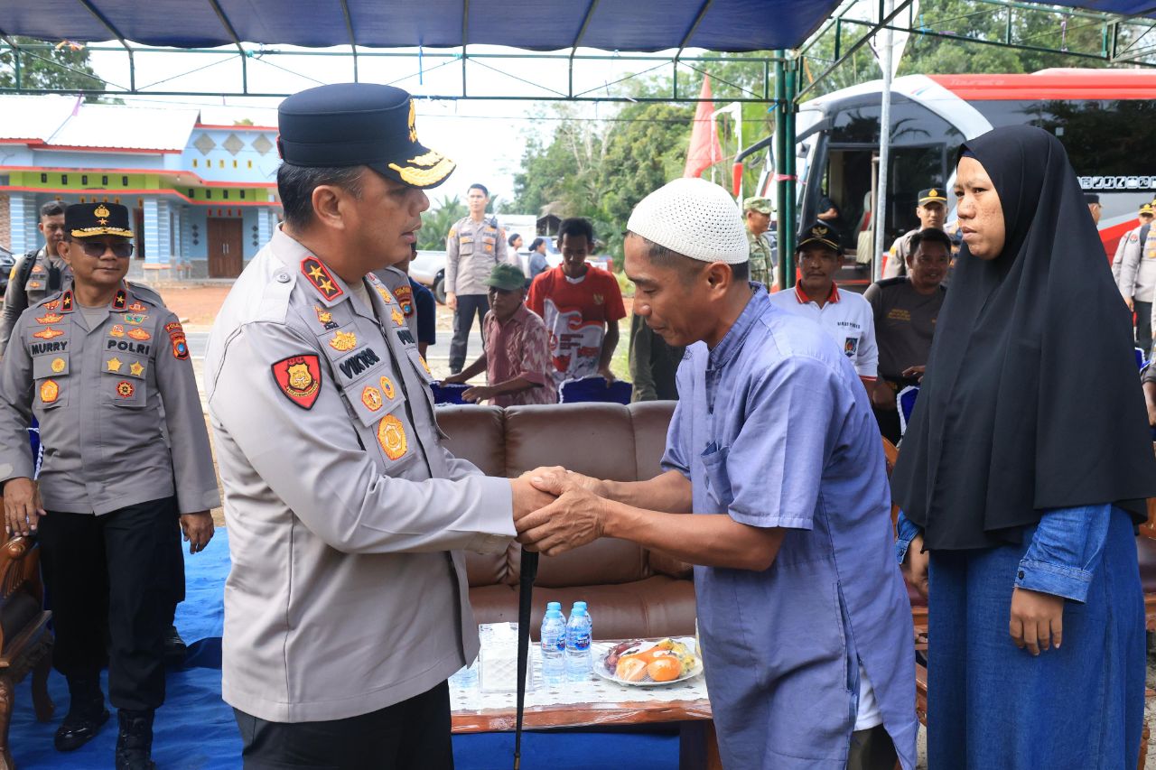 Irjen Pol. Viktor Sihombing bersama warga Belitung Timur. Foto: Istimewa.