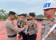 AKBP Pradana Aditya saat proses PTDH 4 anggotanya. Foto: Istimewa.