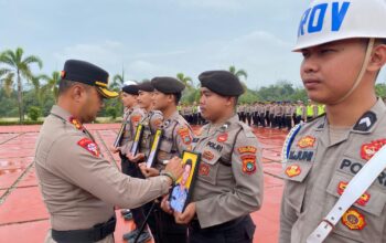 AKBP Pradana Aditya saat proses PTDH 4 anggotanya. Foto: Istimewa.