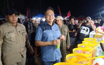 Markus saat menikmati produk di Mentok Food Festival. Foto: Rizki Ramadhani.