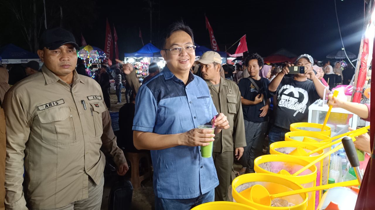 Markus saat menikmati produk di Mentok Food Festival. Foto: Rizki Ramadhani.