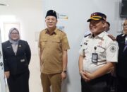 Markus saat meninjau ruangan RSUD Sejiran Setason. Foto: Rizki Ramadhani.