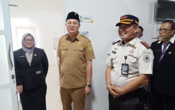 Markus saat meninjau ruangan RSUD Sejiran Setason. Foto: Rizki Ramadhani.