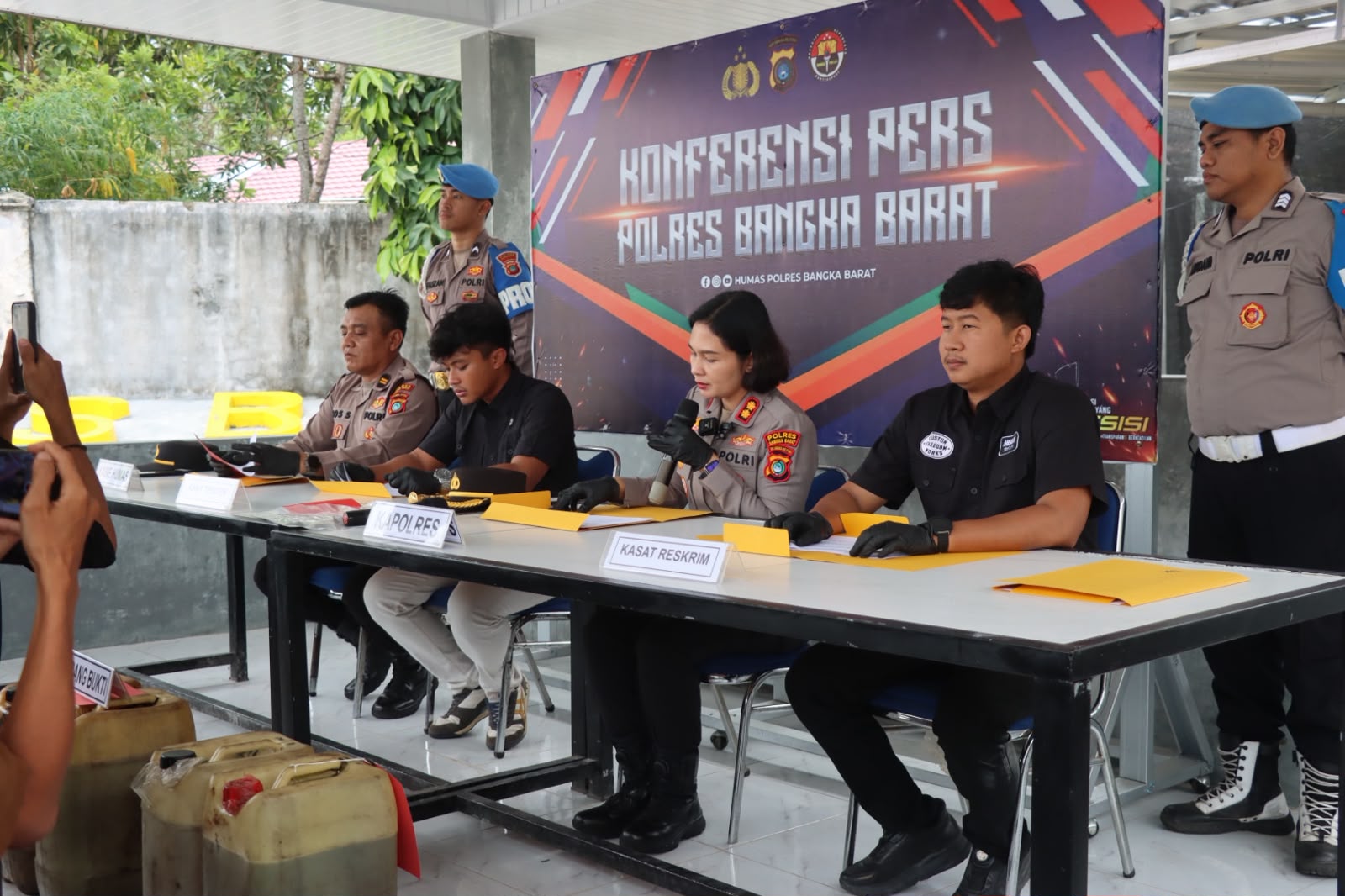 Diduga timbun BBM subsidi, warga Mentok diciduk polisi. Foto: Istimewa.