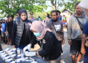 Pemeriksaan tes urine pekerja tambang. Foto: Istimewa.