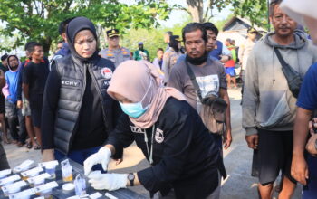 Pemeriksaan tes urine pekerja tambang. Foto: Istimewa.