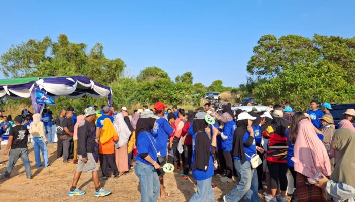 Gaungkan Gerakan Langit Biru, Demokrat Ajak Warga Mentok Bersihkan Pantai