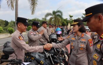 AKBP Helen Simanjuntak saat memeriksa kendaraan dinas. Foto: Istimewa.