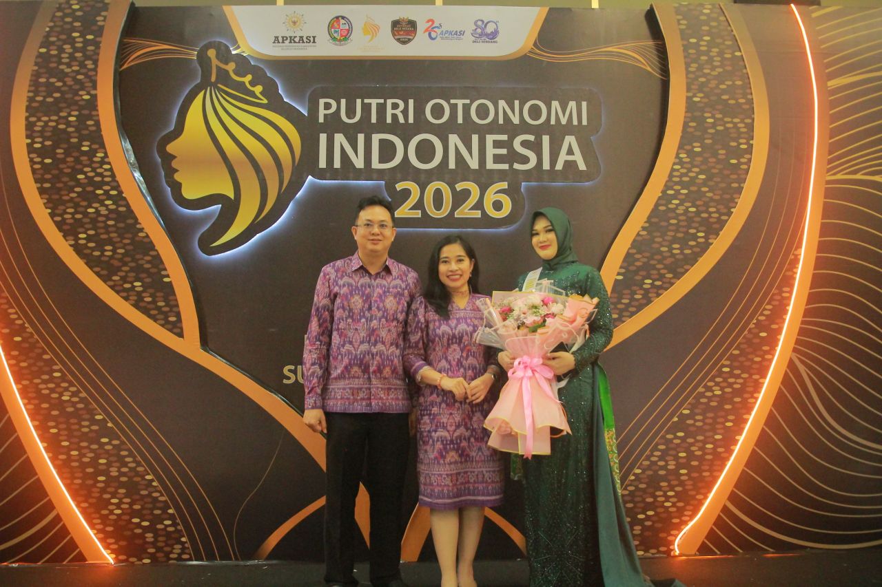 Putri Ade Fatimah bersama Markus dan Evi Astura. Foto: Yaser.