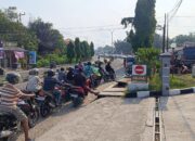 Antrean kendaraan di SPBU Kampung Jawa Mentok. Foto: Rizki Ramadhani.