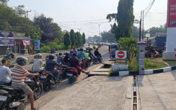 Antrean kendaraan di SPBU Kampung Jawa Mentok. Foto: Rizki Ramadhani.