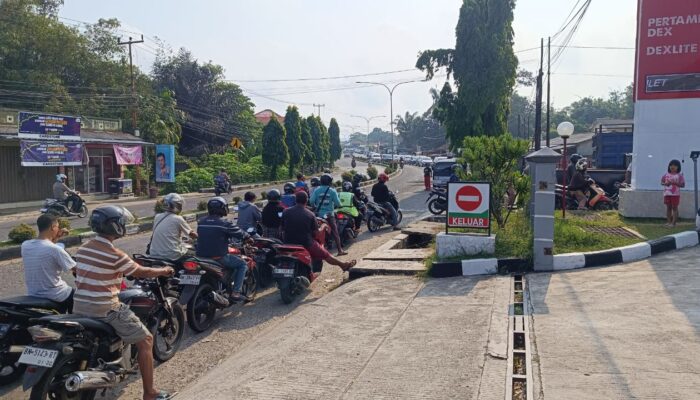 Warga Keluhkan Antrean Panjang di SPBU Kampung Jawa Mentok