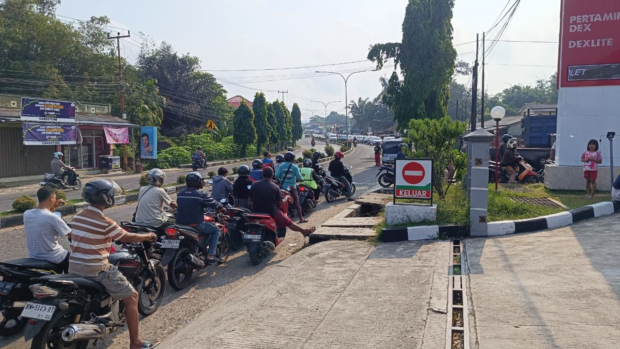 Antrean kendaraan di SPBU Kampung Jawa Mentok. Foto: Rizki Ramadhani.