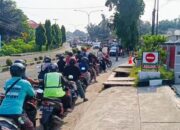 Antrean kendaraan di SPBU Mentok. Foto: Rizki Ramadhani.