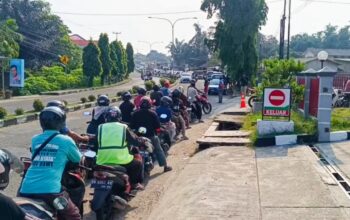 Antrean kendaraan di SPBU Mentok. Foto: Rizki Ramadhani.