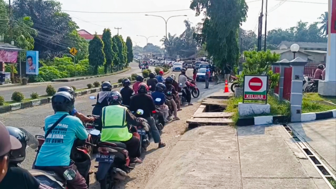 Antrean kendaraan di SPBU Mentok. Foto: Rizki Ramadhani.