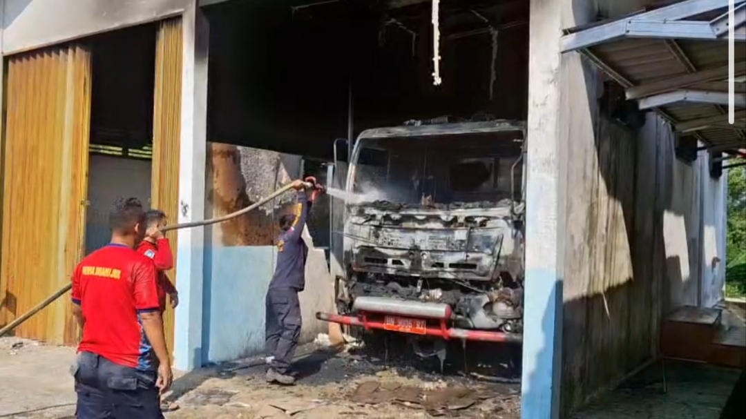 Mobil damkar Bangka Barat terbakar. Foto: Oma Kisma.
