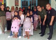 Pembagian peralatan sekolah di Mentok. Foto: Rizki Ramadhani.