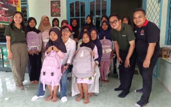 Pembagian peralatan sekolah di Mentok. Foto: Rizki Ramadhani.