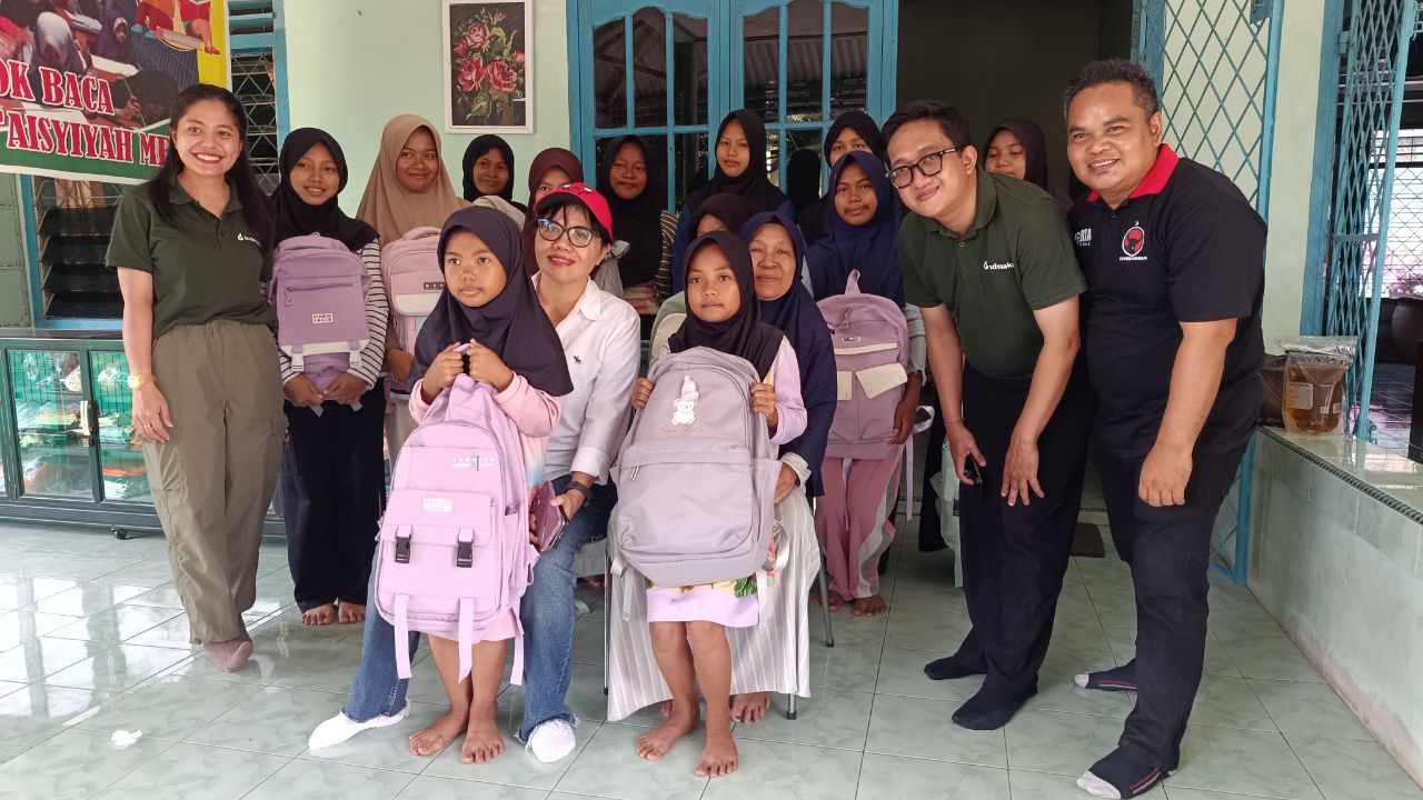 Pembagian peralatan sekolah di Mentok. Foto: Rizki Ramadhani.