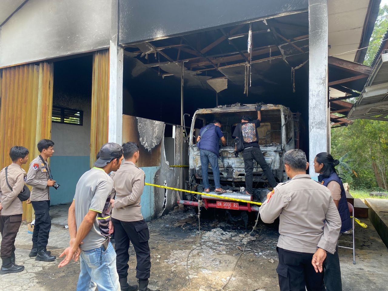 Polres Babar selidiki penyebab kebakaran mobil damkar. Foto: Istimewa.