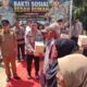 Irjen Pol. Viktor Sihombing memberikan bantuan di Mentok. Foto: Rizki Ramadhani.