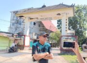 Yus Derahman saat meninjau gapura Pelabuhan Lama Mentok. Foto: Rizki Ramadhani.