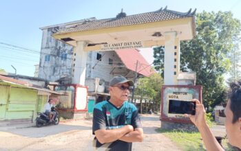 Yus Derahman saat meninjau gapura Pelabuhan Lama Mentok. Foto: Rizki Ramadhani.