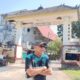 Yus Derahman saat meninjau gapura Pelabuhan Lama Mentok. Foto: Rizki Ramadhani.