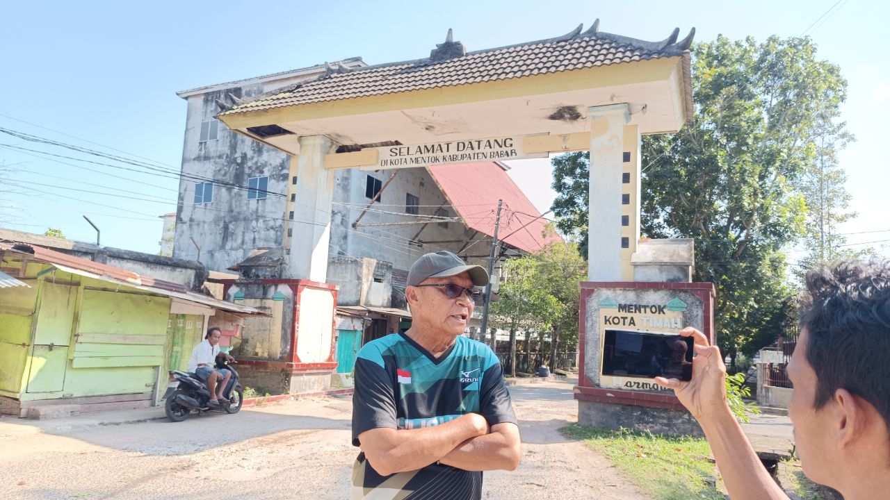 Yus Derahman saat meninjau gapura Pelabuhan Lama Mentok. Foto: Rizki Ramadhani.