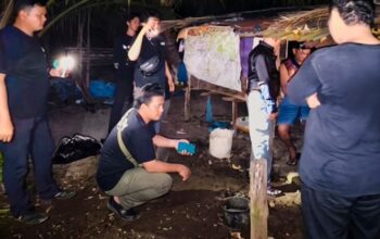 Polsek Tempilang saat mengamankan 2 pengedar sabu. Foto: Istimewa.