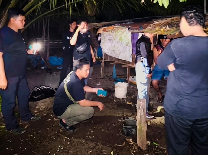 Polsek Tempilang saat mengamankan 2 pengedar sabu. Foto: Istimewa.